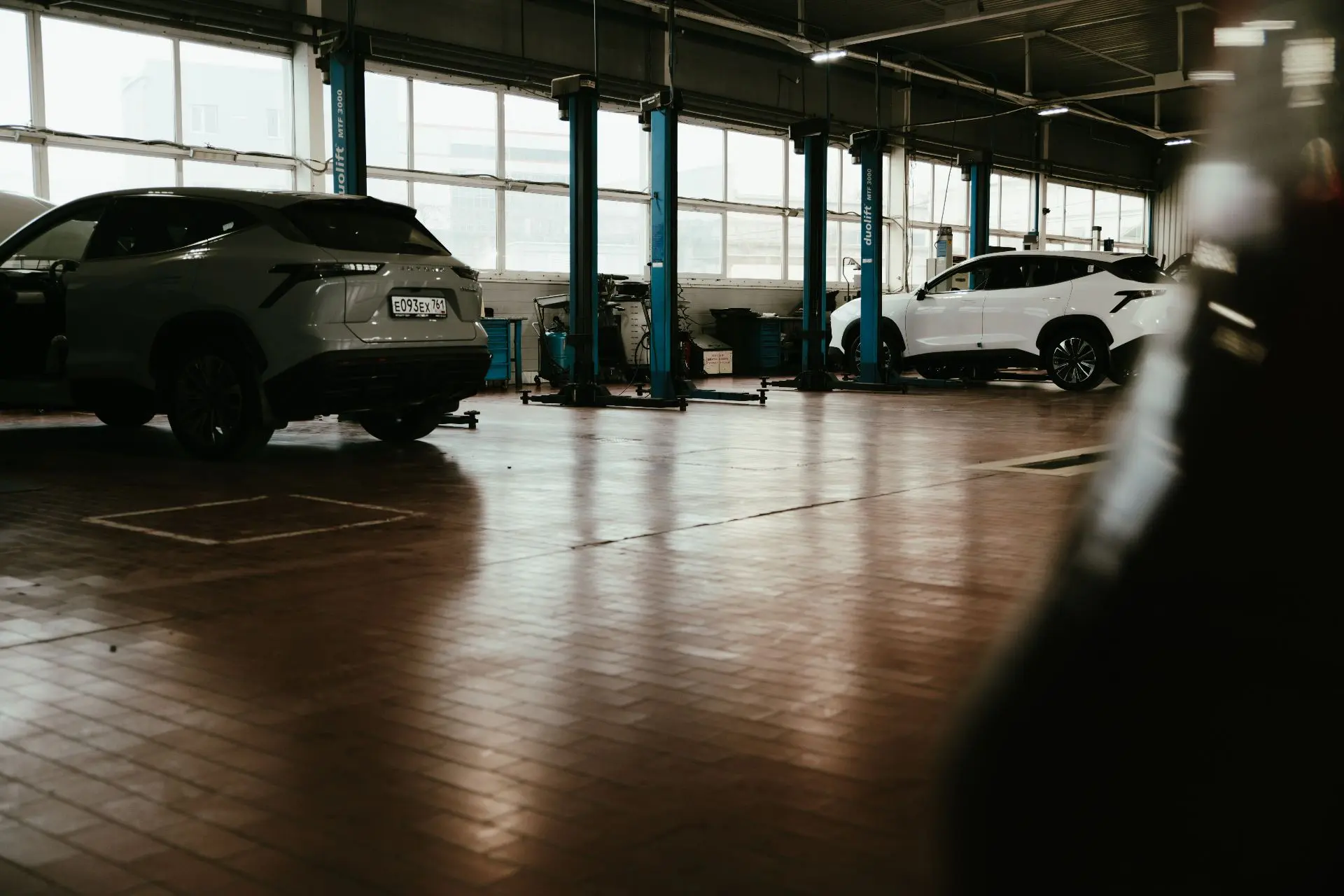Автомобили на подъёмниках